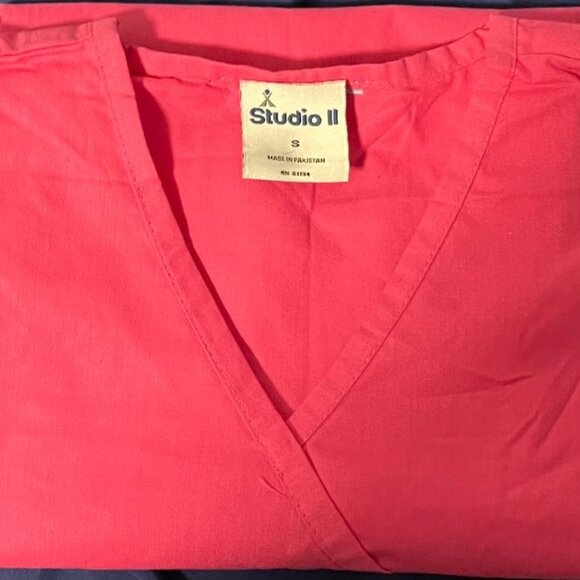 V NECK SCURB  TOP PINK  SIZE S NEW IN BAG - Picture 2 of 8